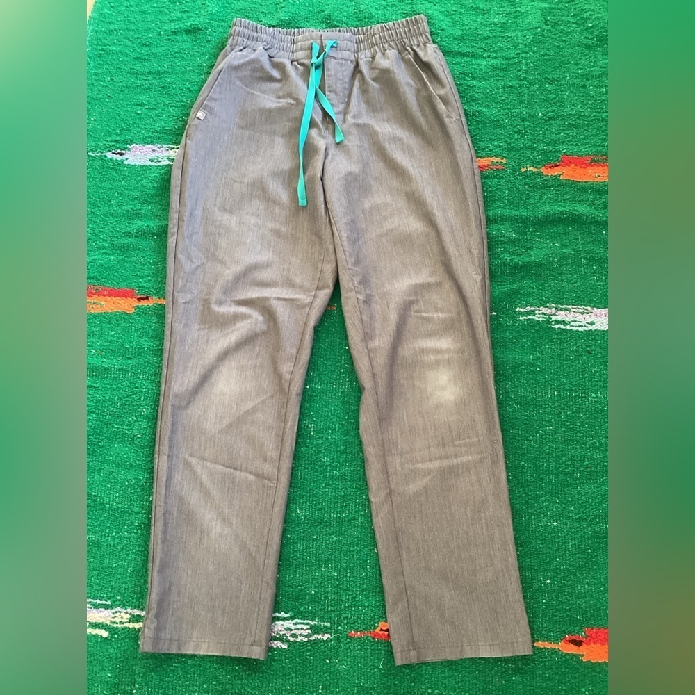 FIGS technical collection, Unisex Sz M Graphite Gray Basic Scrub Pants
E1